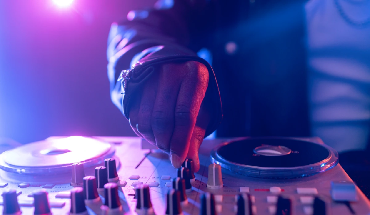 vibrant-scene-with-dj-techno-party
